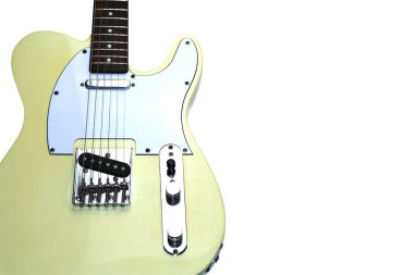 Beyaz arka planda sarı renkli eski model bir elektro gitar.