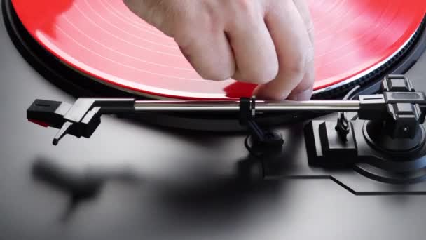 Umístit červenou vinylovou desku na gramofon. Spinning red LP on a tontable — Stock video