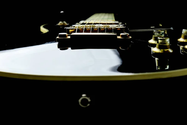 Guitarra Elétrica Preta Dourada Sobre Fundo Preto — Fotografia de Stock