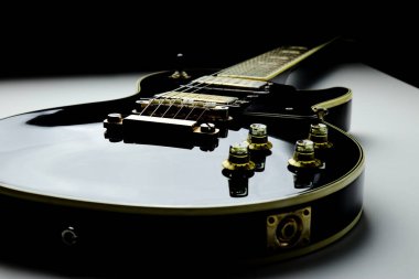 Siyah ve beyaz arka planda siyah ve siyah renkli elektro gitar. Yakın plan.