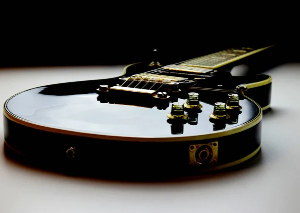 Černá Zlatá Elektrická Kytara Zblízka Nízkoúhlý Pohled — Stock fotografie
