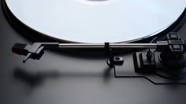 Platzieren einer weißen Schallplatte auf einem Plattenspieler. Spinning White LP auf einem Plattenteller. Prozess der Vorbereitung des Albums zum Hören auf einem Grammophon — Stockvideo