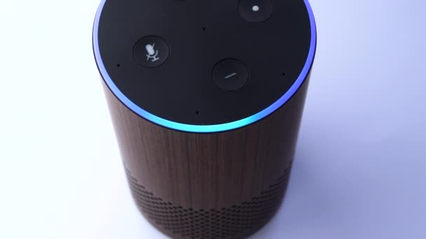 Démarrage d'un assistant haut-parleur intelligent pour la maison intelligente - lumière bleue — Video