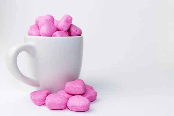 白い背景のカップにピンクのハート型の柔らかいキャンディーのヒープ Valentines Candy — ストック写真