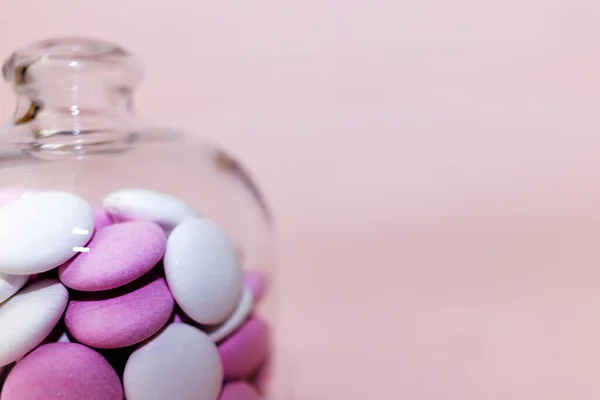 분홍색 배경에 유리병에 페퍼민트 사탕을 클로즈업 — 스톡 사진