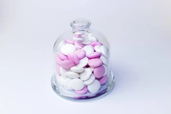 Růžové Bílé Peprmintové Bonbóny Skleněné Sklenici Bílém Pozadí — Stock fotografie