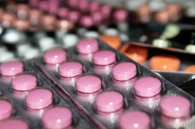 Eczacılık antibiyotik hapları. Su toplamış bir kapsülün içindeki kapsül.