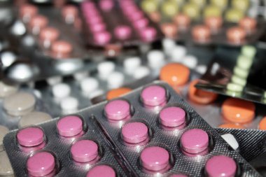 Eczacılık antibiyotik hapları. Su toplamış bir kapsülün içindeki kapsül.