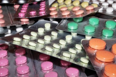 Eczacılık antibiyotik hapları. Su toplamış bir kapsülün içindeki kapsül.