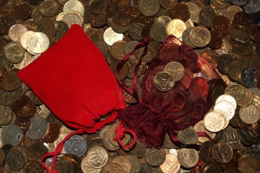 Bozuk paraların arka planında kırmızı torba