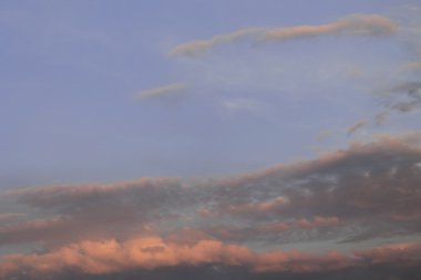 Bulutlar, mavi gökyüzü, parlak güneş