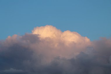 Bulutlar, mavi gökyüzü, parlak güneş