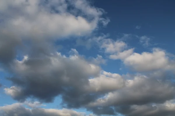 Bulutlar, mavi gökyüzü, parlak güneş