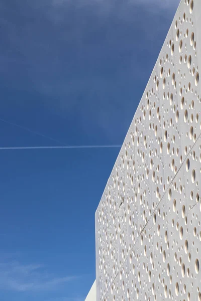 Weiße Wand Mit Löchern Über Blauem Himmel — Stockfoto