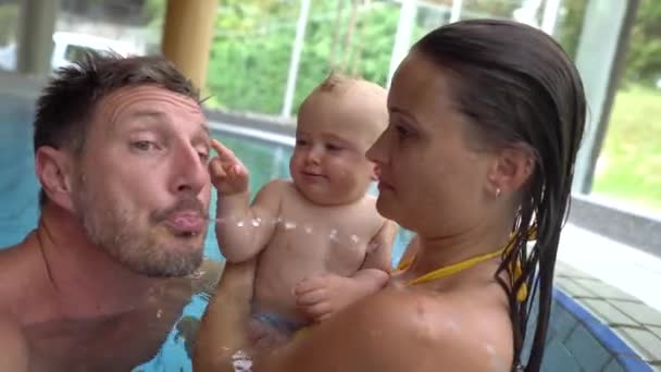 Una Familia Feliz Con Bebé Spa Relajándose Divirtiéndose Una Piscina — Vídeo de stock