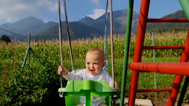 Lindo Bebé Columpio Con Montañas Fondo Disparo Cámara Lenta — Vídeos de Stock