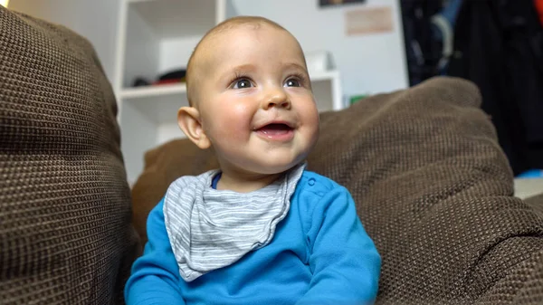 Primer Plano Adorable Bebé Jugando Sonriendo Cámara Sofá —  Fotos de Stock