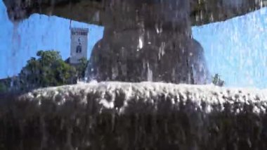 Ljubljana şatosu bir çeşmenin su damlaları arasında. 4K