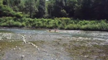 Slovenya 'da Kolpa nehrinde nehir kayağı. Farklı açıların derlenmesi