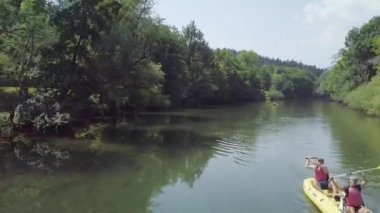 Slovenya 'da Kolpa nehrinde nehir kayağı. Farklı açıların derlenmesi