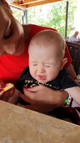 Słodkie Dziecko Próbuje Zjeść Cytrynę Raz Pierwszy Restauracji Robi Kwaśną — Wideo stockowe