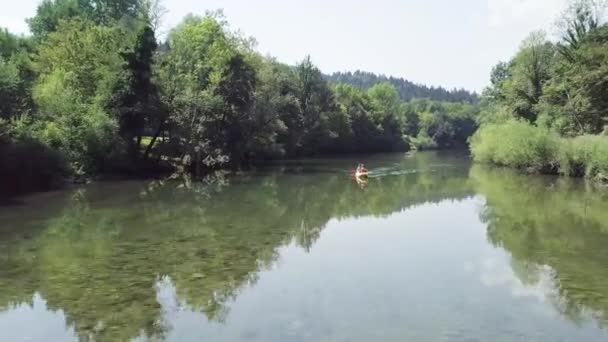 Rio de caiaque sob uma velha ponte de madeira no rio Kolpa, na Eslovénia. 4K — Vídeo de Stock