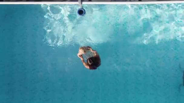 Una madre e un bambino in piscina. Elevare tiro drone che mostra tutto il quartiere — Video Stock