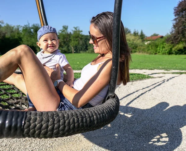 Krásná Matka Svým Roztomilým Chlapečkem Houpačce Parku Houpání Baví Slunečný — Stock fotografie