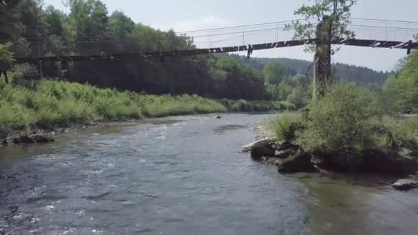 Rio de caiaque sob uma velha ponte de madeira no rio Kolpa, na Eslovénia. 4K — Vídeo de Stock