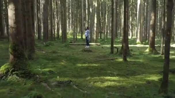 Приваблива вагітна дівчина в чарівному зеленому лісі — стокове відео