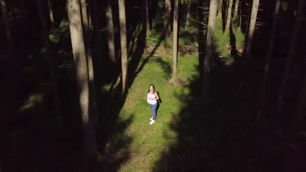 Ciężarna dziewczyna medytująca w środku lasu. — Wideo stockowe