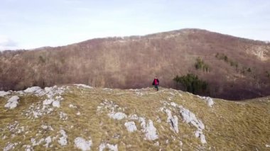 Bir iş adamı bir tepenin tepesinde koşuyor ve sonra boks ve bekarlığa veda ediyor.