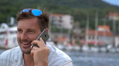 Cep telefonuyla konuşan bir adam.