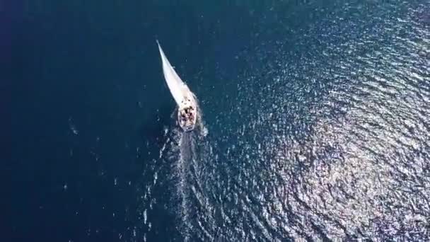 Veleiro em Kornati ilhas aéreas — Vídeo de Stock