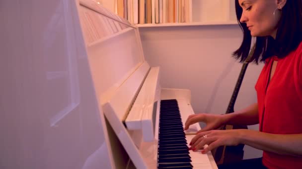 Mulher tocando um piano branco com som — Vídeo de Stock