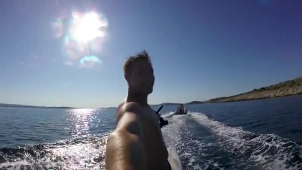 Watresing на дошці для серфінгу за гумовою повільністю човна — стокове відео