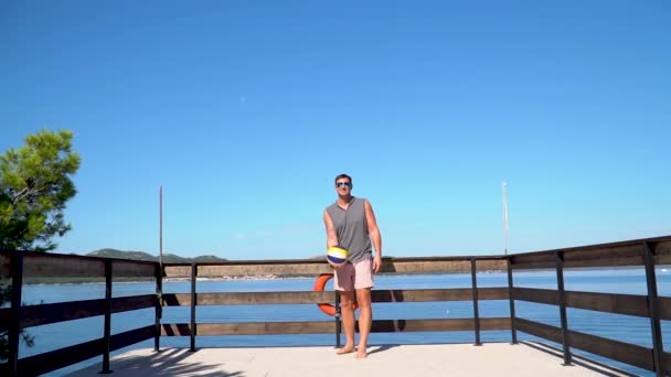 Мужчина Бьет Волейбольным Мячом Сторону Камеры Террасе Море Медленно — стоковое видео