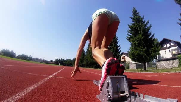 Női Sprinter Indul Egy 100 Méteres Műszerfal Sprinter Blokkok Szuper — Stock videók