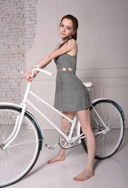 Veronica stüdyoda poz veriyor.