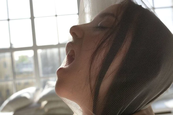 Veronica stüdyoda poz veriyor.