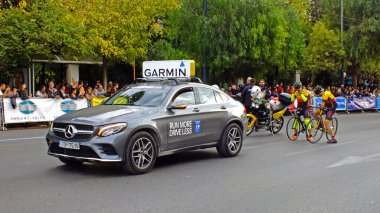 ATHENS, GREECE, 12 Kasım 2017. Atina Maraton Anları - Atina Maratonu 'nun 5 Km öğleden sonra koşusunda resmi lider araba, bisikletçi ve motosikletçilerin görüntüsü