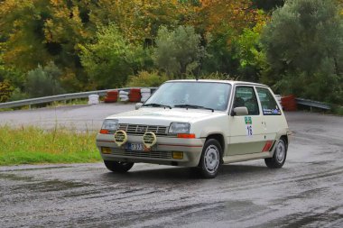 EVIA, GREECE, 10 Kasım 2019. Klasik Fransız arabası Renault 5 GT Turbo 1985, Kymi köyünün tırmanışı sırasında, klasik bir rallide