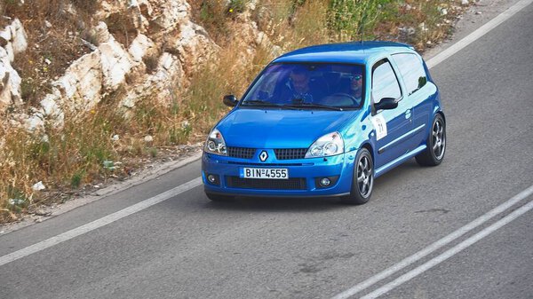 АФИНЫ, 13 ИЮНЯ 2020 ГОДА. Французский автомобиль Renault Clio 2005 года, во время митинга в большей части Афин, Греция