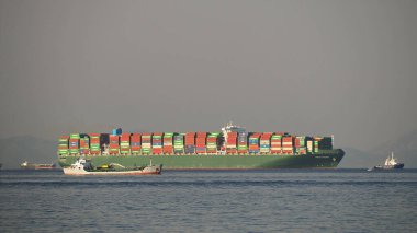PIRAEUS, GREECE, Ekim 27, 2020. Konteynır gemisi TOKYO TRIUMPH, 2017 'de inşa edildi, 366 metre uzunluğunda, Pire limanının konteyner terminaline vardı.