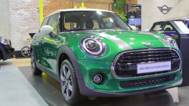 ATHENS, GREECE, 8 Kasım 2019. Atina Otomobil Fuarı AYTOKINHSH 2019 'da sergilenen yeni MINI 60 YIL EDİTİM otomobili