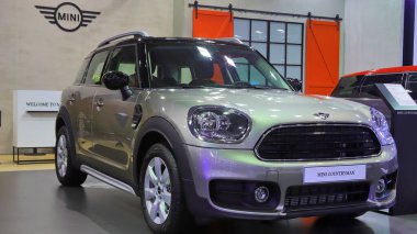 ATHENS, GREECE, 8 Kasım 2019. Atina Otomobil Fuarı AYTOKINHSH 2019 'da sergilenen yeni MINI COUNTRYMAN arabası