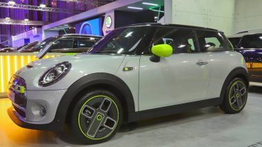 ATHENS, GREECE, 8 Kasım 2019. Atina Otomobil Fuarı AYTOKINHSH 2019 'da sergilenen yeni MINI ELECTRIC otomobil