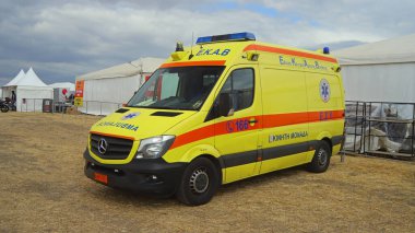 TANAGRA, GREECE, 21 Eylül 2019. Yunanistan Acil Yardım Merkezi 'nden Mercedes-Benz Sprinter ambulansı AFW Atina Uçuş Haftası 2019' da