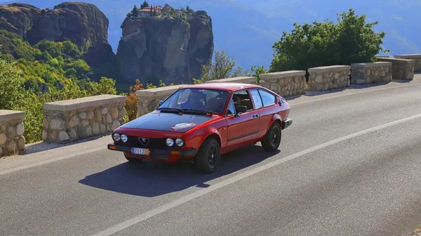 Meteora ギリシャ 2019年9月27日 クラシックイタリア車アルファロメオアルファレッタ1976年のGtv 古典的な集会中に 背景にメテオラ岩と修道院と — ストック写真