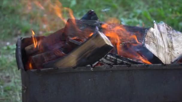 Zblízka nějaký velmi horký uhlík hořící v grilu ve zpomaleném filmu a plameny — Stock video